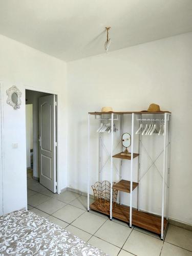 Habitación con armario de cristal en una habitación en Appartement de charme avec terrasse, en Toulon
