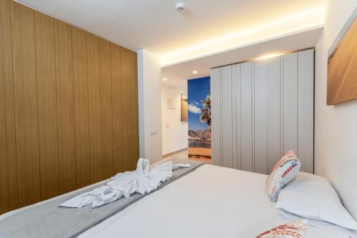 Gulta vai gultas numurā naktsmītnē Apartamento Bronze Playa con piscina y terraza by Alterhome