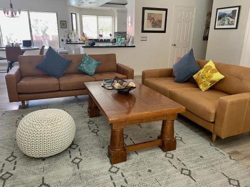 Χώρος καθιστικού στο Indian Wells Resort Home with Private Saltwater Pool