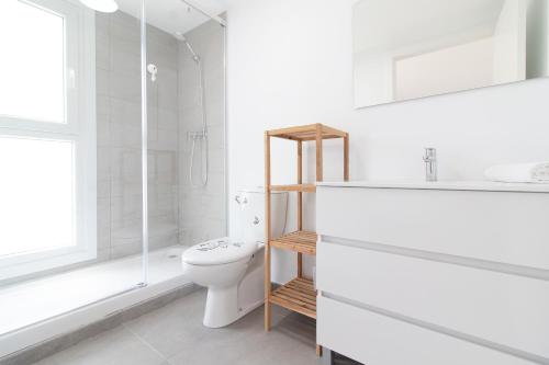 Kúpeľňa v ubytovaní Global Properties, Apartamento con terraza y vistas al mar