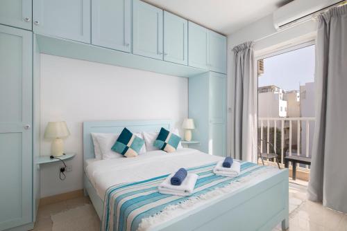 מיטה או מיטות בחדר ב-Modern 2BR Apartment close to sea, in the heart of Sliema