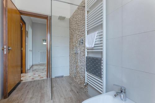 a bathroom with a toilet and a walk in shower at Cà Licio in Fiesso Umbertiano