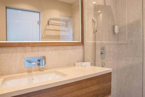 bagno con lavandino e specchio di Emilia Lux Rooms a Vrnjačka Banja