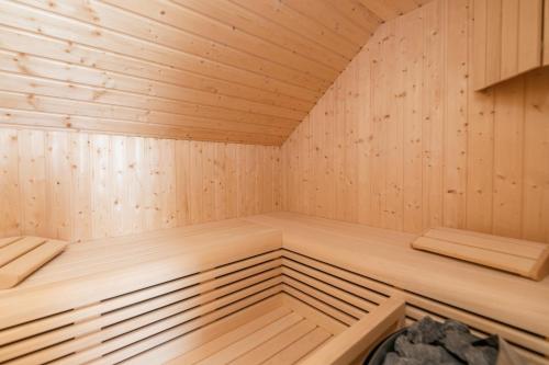 uma sauna com paredes e pisos em madeira em She House - built for pleasure - Island of Brač em Gornji Humac