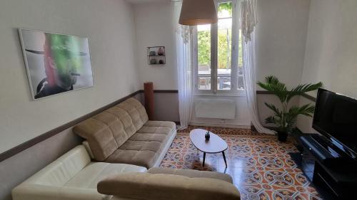sala de estar con sofá y mesa en Maison de Vacances 8 à 15 pers à proximité du Canal du Midi, en Sallèles-dʼAude