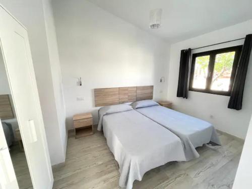 biała sypialnia z dużym łóżkiem i oknem w obiekcie Poolside little Paradise Colorado #2 w mieście San Bartolomé