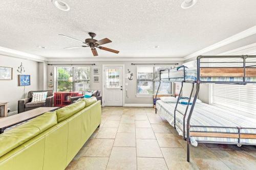 Cette chambre comprend 2 lits superposés et un canapé. dans l'établissement Foley Palms & OWA Resort / Pool, à Foley