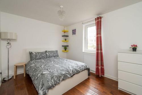a bedroom with a bed and a window at Entire City Center Cozy Flat in Edinburgh