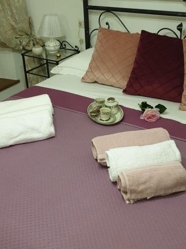 a bed with two towels and two cups and a plate on it at Il tempio di Medusa in Zepponami
