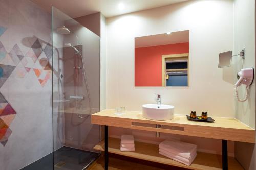 een badkamer met een wastafel en een douche bij Allegro Agadir in Agadir