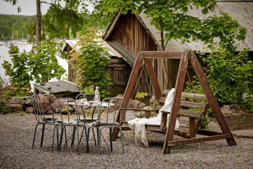 a table and chairs in front of a cabin at Villa Vivante in Porvoo