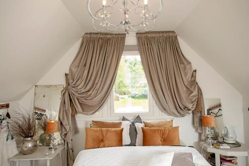 a bedroom with a bed and a window at Villa Vivante in Porvoo