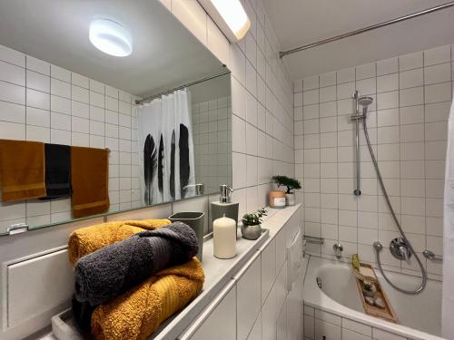 a bathroom with a tub and a sink and a shower at Ruhe & Zentral! 2-Zimmer Kaiser-CITY-Appartement mit Balkon und Smart-TV in der Kaiserstraße in Karlsruhe beim Europaplatz in Karlsruhe