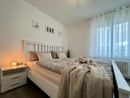 - une chambre avec un grand lit et une fenêtre dans l'établissement Ruhe & Zentral! 2-Zimmer Kaiser-CITY-Appartement mit Balkon und Smart-TV in der Kaiserstraße in Karlsruhe beim Europaplatz, à Karlsruhe