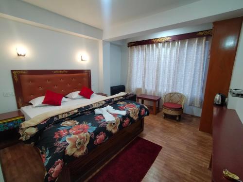 Sikkimese Inn في Ravangla: غرفة نوم بسرير كبير في غرفة