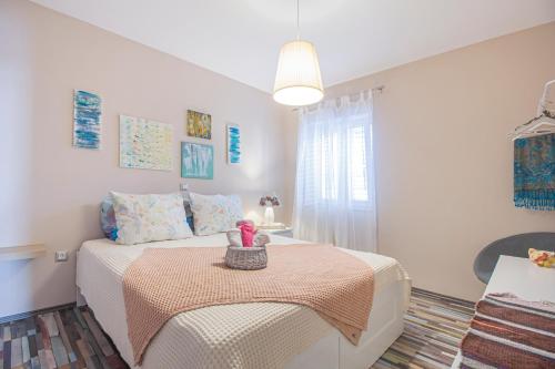 a small bedroom with a bed and a table at LunArta Apartments in Makarska