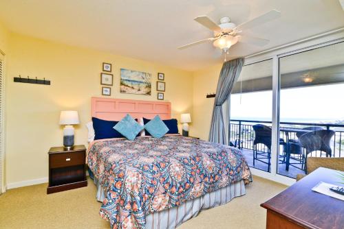 um quarto com uma cama e uma varanda em Tilghman Resort Ocean View Paradise Aw Lazy River & Indoor Outdoor Pools em Myrtle Beach