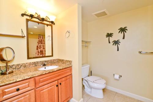 uma casa de banho com um lavatório, um WC e um espelho. em Tilghman Resort Ocean View Paradise Aw Lazy River & Indoor Outdoor Pools em Myrtle Beach