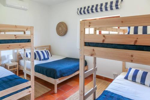 - une chambre avec 2 lits superposés dans une maison dans l'établissement Castelo de Bode - Lake House, A Casa do Avô, à Levegada