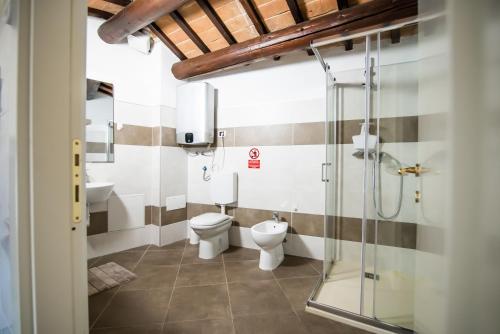 y baño con aseo y ducha. en Residenza Villa Bella, en Mozzecane