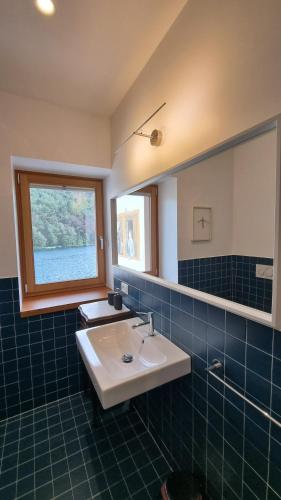baño con lavabo y ventana en B&B Villa Grazia en Darfo
