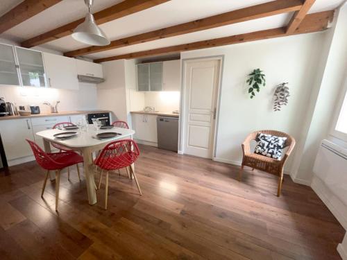 - une cuisine et une salle à manger avec une table et des chaises dans l'établissement Spacieux duplex central avec terrasse tropézienne, à Salon-de-Provence