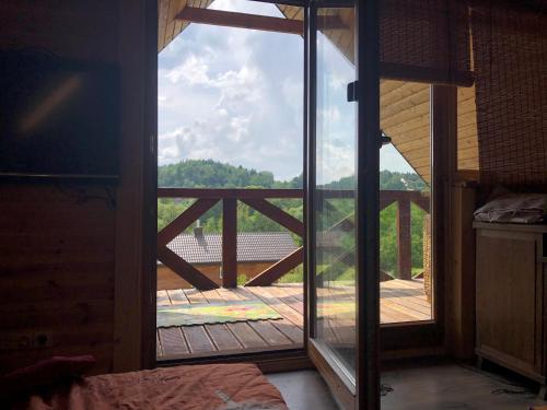 Zimmer mit einer Glastür, die auf eine Terrasse führt in der Unterkunft Visockyne in Ariogala