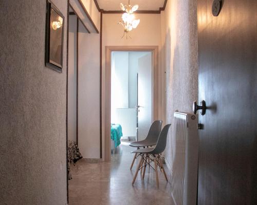 um corredor com cadeiras e uma mesa num quarto em Maria Apartments em Paralia Dionysiou