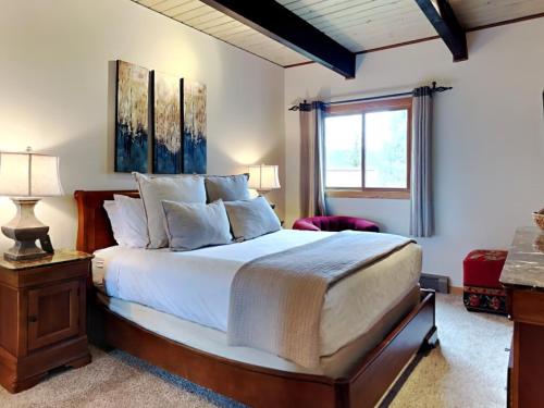 Un dormitorio con una cama grande y una ventana en Timberline Condominiums 1 Bedroom Standard C2C, en Snowmass Village