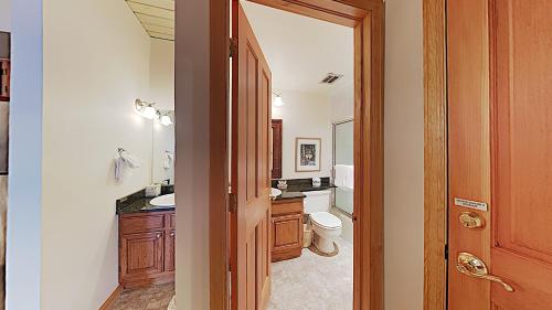 baño con aseo, lavabo y puerta en Timberline Condominiums 1 Bedroom Standard C2C, en Snowmass Village