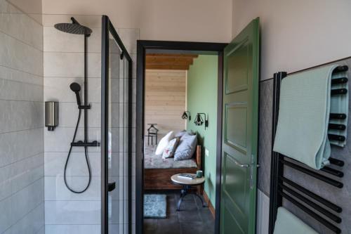 1 dormitorio y baño con ducha. en Istvándy Birtok en Káptalantóti