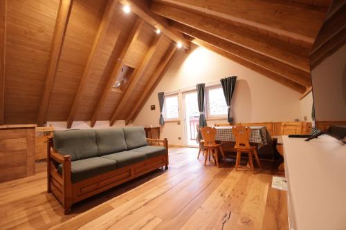 a living room with a couch and a table at Casa Vacanze Le Falesie in Baceno