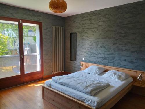 une chambre avec un lit et une grande fenêtre dans l'établissement 20 people house swimming pool and beach, à Quimiac