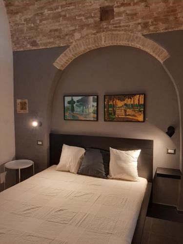 een slaapkamer met een groot bed en een gewelfd plafond bij Urban79 in Bernalda