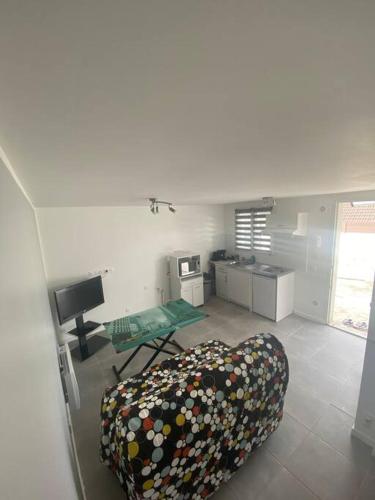 un salon avec un canapé et une table dans l'établissement Très bel Appartement T2 près aéroport et Paris, à Claye-Souilly