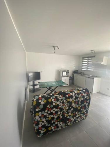 une pièce avec un lit et une table dedans dans l'établissement Très bel Appartement T2 près aéroport et Paris, à Claye-Souilly