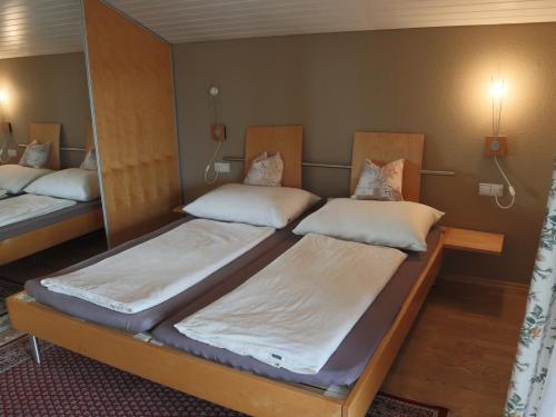 duas camas num pequeno quarto com em Ferienwohnung am Rhein em Koblach