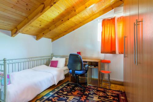 Postel nebo postele na pokoji v ubytování Porto Rafti Family 4BD Maisonette with Garden