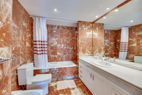 La salle de bains est pourvue de toilettes et d'un lavabo. dans l'établissement Estepona Beach Apartment, à Estepona