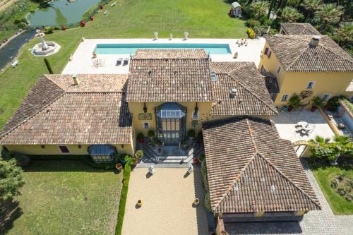 - une vue aérienne sur une maison avec une piscine dans l'établissement Villa Florentina - 550m2, 5 Chambres - Golfe De Saint-Tropez, à Grimaud