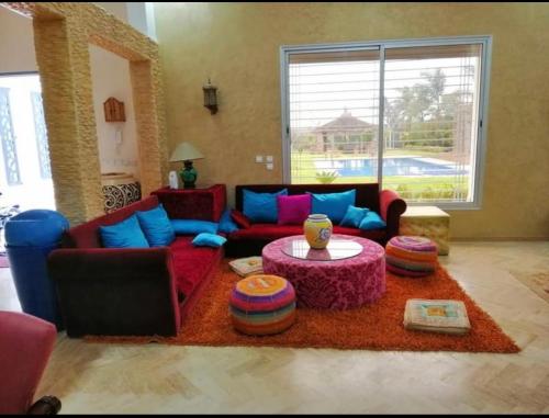 - un salon avec un canapé et une table dans l'établissement Villa tofita, à Casablanca