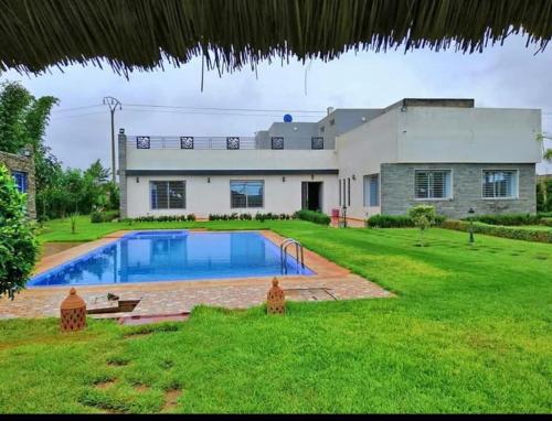 une maison avec une piscine dans la cour dans l'établissement Villa tofita, à Casablanca