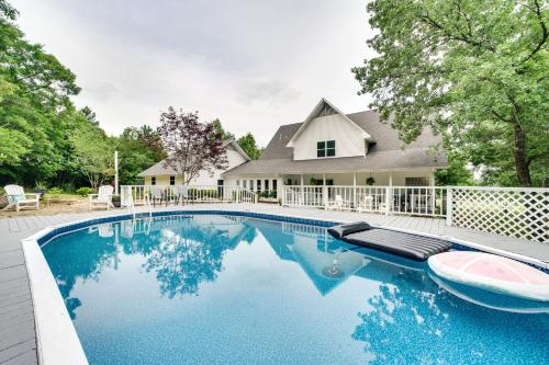 Bazén v ubytování Spacious Getaway By Wolf Pen Gap 15 Acres and Pool! nebo v jeho okolí