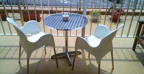 a table and four chairs on a balcony at Pensión El Hidalgo in Calpe
