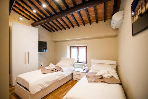 1 dormitorio con 2 camas y techo de madera en Residenza Villa Bella, en Mozzecane