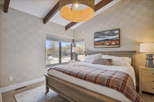 ein Schlafzimmer mit einem Bett und einem großen Fenster in der Unterkunft Castlerock in Stowe