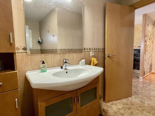 een badkamer met een wastafel en een spiegel bij Rocamaura I D 1-2 in L'Estartit