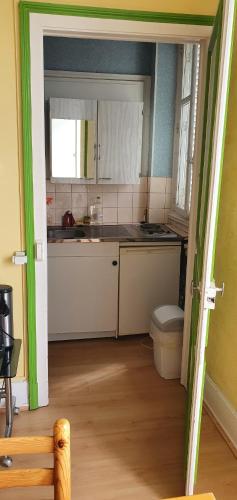 una pequeña cocina con lavabo y aseo en Le Continental en Vittel