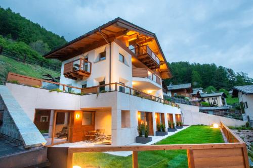 una casa en una colina con sus luces encendidas en BORMIO N'JOY, en Bormio