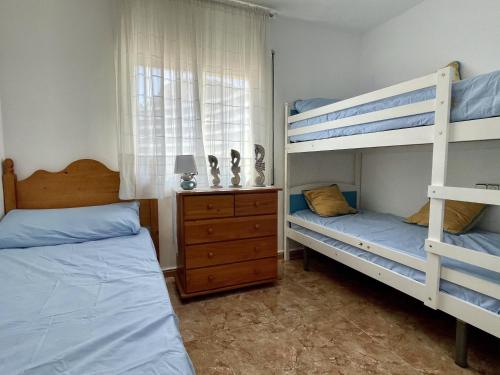 een slaapkamer met twee stapelbedden en een raam bij Rocamaura I D 1-2 in L'Estartit